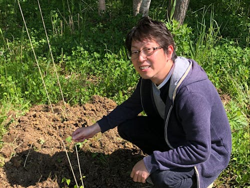 【第6期 中村隆史】北海道札幌市出身。2022年度から着任した。クラフトビールを提供するブルーパブ(店内に醸造所を併設し、造りたてのビールが飲める店)を開業することを目指して奮闘中!事業理念は「ビールによって人と人とをつなぎ、笑顔があふれる暮らしに貢献する」こと。