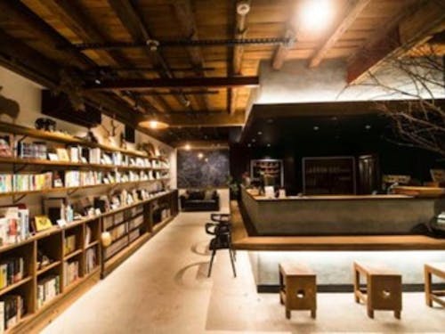 本と寝床、ひととまる 1Fの本のある場所「のほほん」