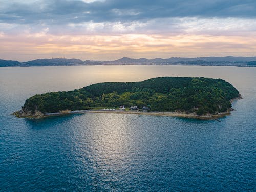 全方位が瀬戸内海に囲まれ、目の前に広がる景色があなただけの物になります。