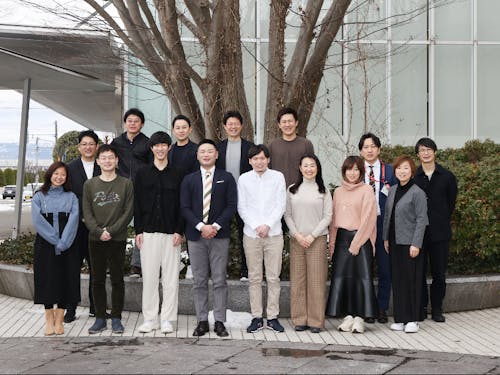 全国の多くの地方都市において、若年人口の県外転出超過が続いています。 福井市でも同様に、都市圏への人口流出が著しく、地方創生を推進する上で大きな課題となっています。 そこで、福井に暮らす人々には “日常にひそむ魅力の再発見”を、まだ福井を知らない人々には“まちと 出会うきっかけ”を「INTERWEAVE」の実践を通して作っていきたいと考えています。