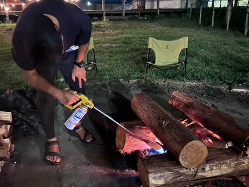 夜のメインコンテンツであるキャンプファイヤーも事前準備をします。