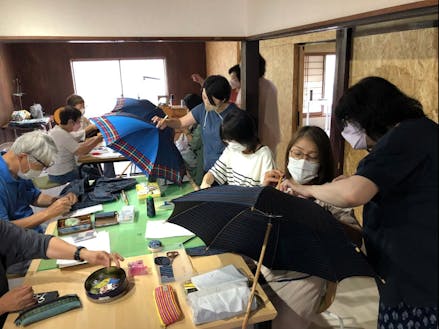 伝統産業「ほぐし織」を用いた傘作り教室を開催しています
