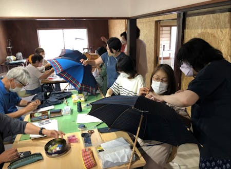 伝統産業「ほぐし織」を用いた傘作り教室を開催しています