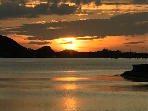 仙崎の漁港からみえる、日本海に沈む夕日は絶景!