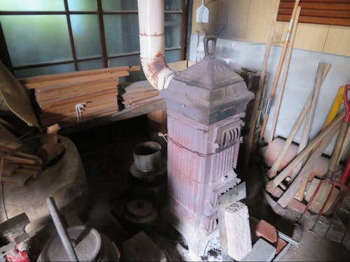 背の高いストーブ