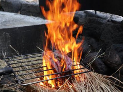 藁で焼いたカツオのたたきは絶品