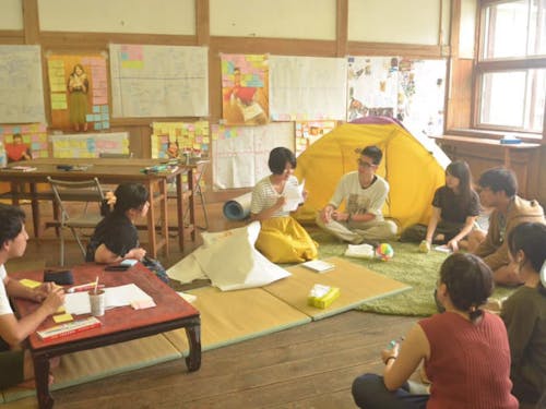 合宿中には、みんなで輪になって対話をする時間がよくある。