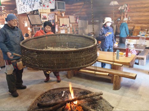 伝統的なひえつきの方法を学ぶ。