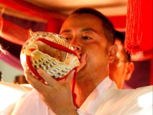 ほら貝をふく、大平さん