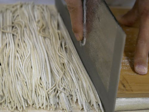 休校になった校舎で十割そばのそば切りを体験