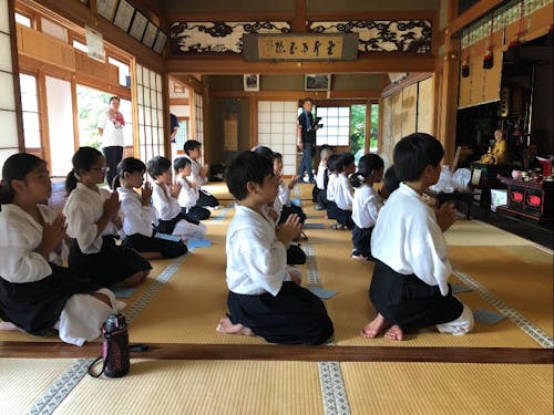 しっかり手を合わせて、感謝の気持ちを養います
