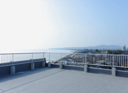 宿の屋上からは富山湾が開けて見えます