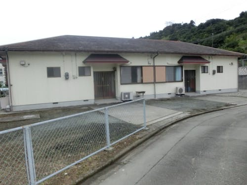 吉田地区の「温州」。周りの山々には蜜柑畑、海も徒歩圏内にあります。物件は二戸あり左右対称の造りです。