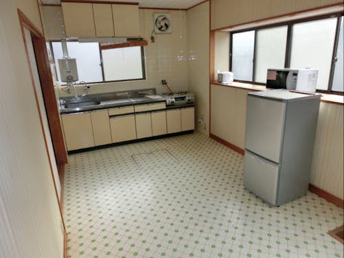 「温州」のキッチン。最低限の家具は揃っています。