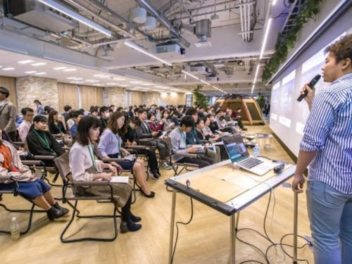 研修ファシリテーターとしての仕事風景(浦川さん提供)