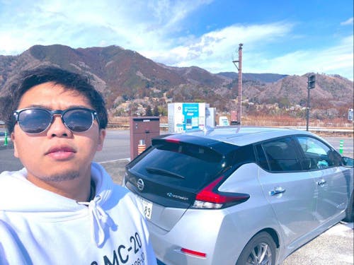 EVカー「eemo」と浦川さん(浦川さん提供)