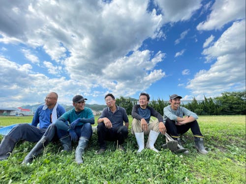 ベテラン農家さんの農場での研修~畦でほっと一息
