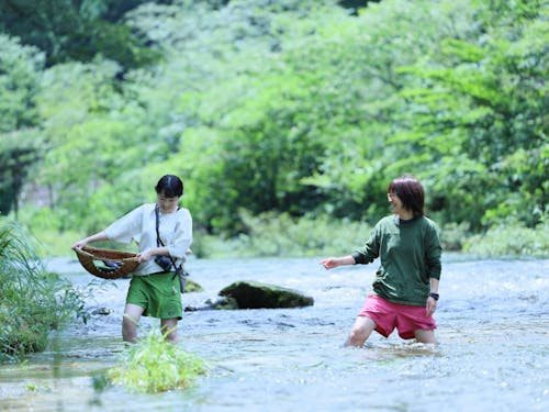 裏に流れる川の透明度に驚くことでしょう