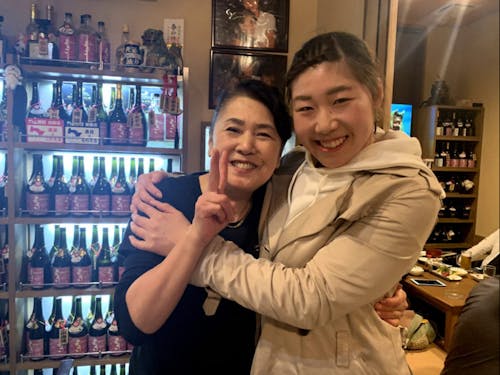 地元の居酒屋の女将さんと