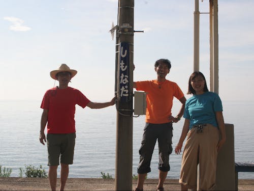 海に浮かぶ無人駅「下灘駅」で双海のビーチボーイズトリオ