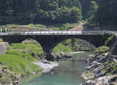 八女には矢部川・星野川、その支流が流れており、夏は家族や友人と水遊びをする姿が良く見られます。