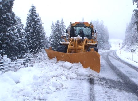 道路での除雪作業