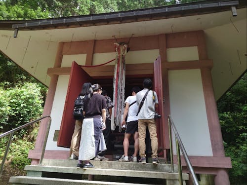 大田寺では、地域の方に大切に守られてきた薬師如来像を見せていただきました。