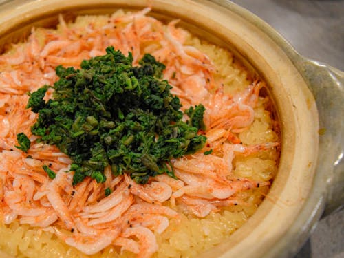 日本海の漁港までおよそ1時間。里山にいても新鮮な食材が届きます。