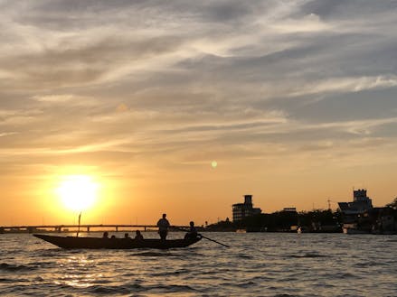 潮来市の観光資源である『ろ舟』と霞ヶ浦に沈む夕日