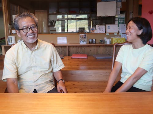 株式会社ゆきのうら・事務局長の渡辺さん(65歳、雪浦出身)。写真右は協力隊と同じ職場で働く荒瀬さん