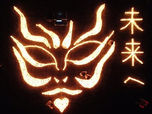 農村歌舞伎が続くこと、コロナ禍の収束を願って。 地域の方々の力でキャンドルを灯しました。