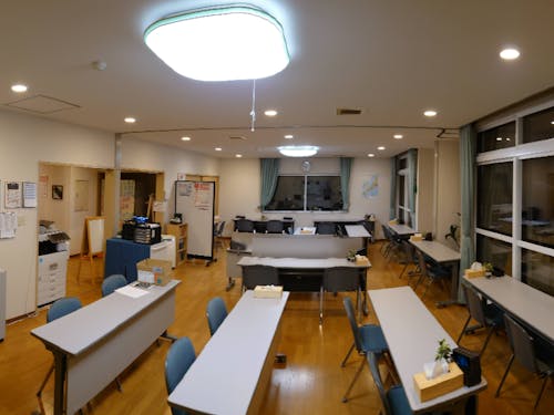 開放感のある教室。真剣に勉学に励みながら時には談笑も。