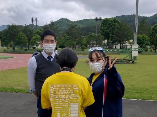 高校の体育祭の見学に行った際に生徒との交流風景です。