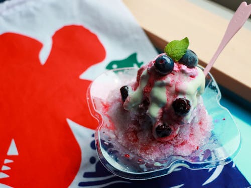 始まったばかりの食品加工業。村産食材を活かした加工品の企画段階から関われます。