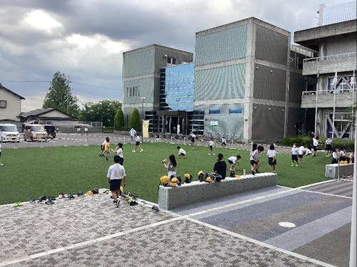 MiiMo前にある芝生で遊ぶ子どもたち