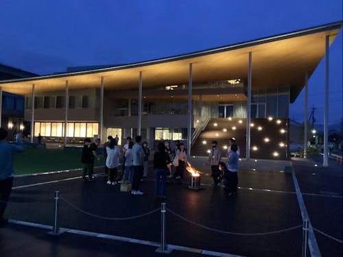 MiiMo前で焚き火を囲いながら、夢を語りあうことも。