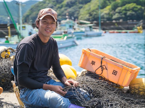 21歳の時に大阪から早田町へ移住した漁労長の中井 恭佑さん（34） 現在は家庭を持ち、3人の子供らと共に暮らしている。
