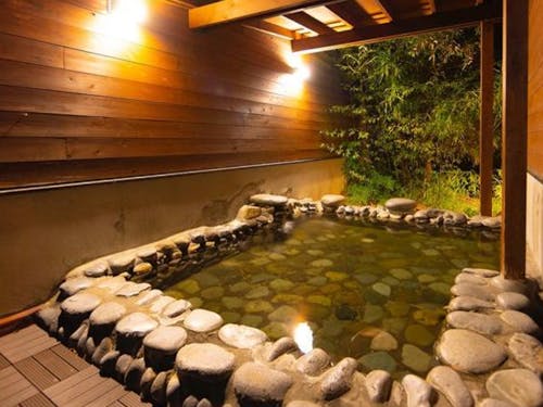 朝8時まで美人の湯に入り放題。美しい棚田を眺めながら入る露天風呂は格別。