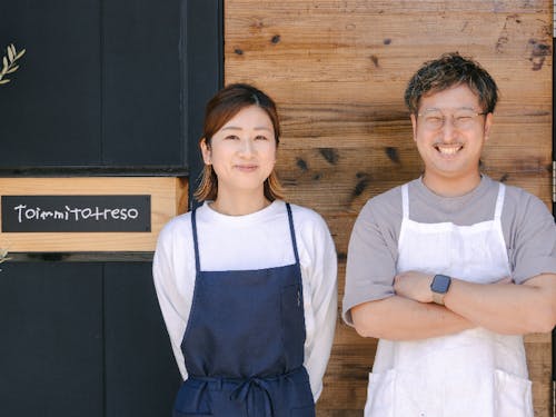 大館駅前でイタリアンレストランを営む塩原俊介さん、愛結さん