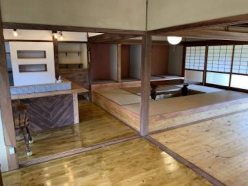 セルフリノベーションされたコワーキングスペース。Wi-Fiも利用可