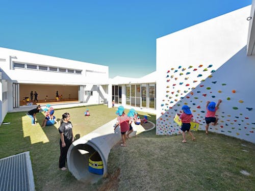 沖縄・宮古島の福祉施設の保育園。近くの農園と組合せも可能。