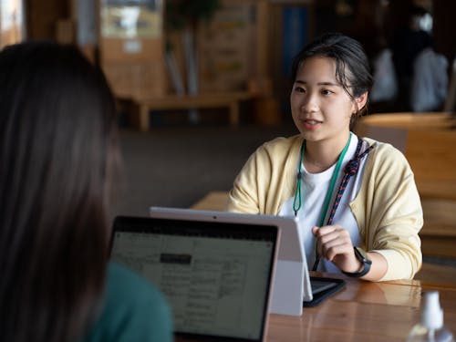 移住検討ツアーの打ち合わせを行う佐藤さん