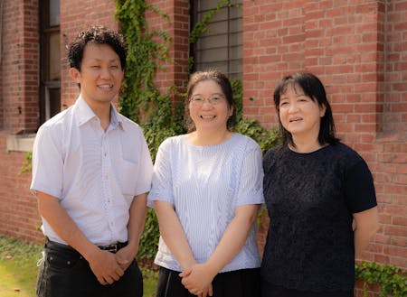 左から統括担当の企画政策課の中島さん、担当課の子育て・健康づくり課の橋冨さん、山下さん。