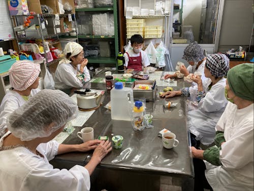 トイトイ工房の皆さんの活動風景② 地元中学生の職場体験の一幕