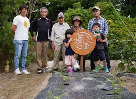 愛荘町は日本で初めて生姜が栽培された町。地域の皆さんと生姜を植えました