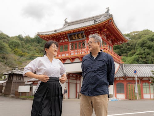 武雄温泉楼門前にて。コーヒーショップ喜蔵の原田さんと墨絵筆アーティストのokkoさん。頼りになる地域の先輩たちもあなたを待っています!