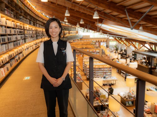 武雄市図書館があるから武雄に移住した! という人もいるほど人気の図書館。職員さんの笑顔も素敵。