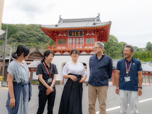 撮影中も笑いが絶えない楽しい時間でした! あなたがこの輪の中に加わってくれることを楽しみに待っています!