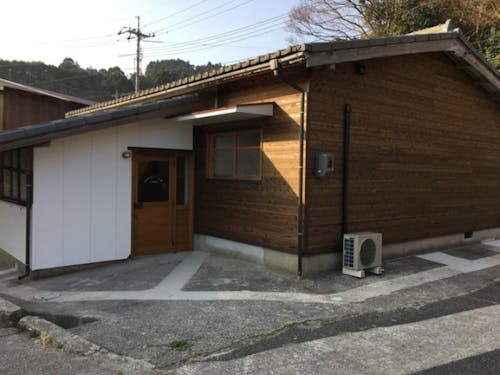 地区の古い集会所を改修したはぐくみ寮です。地域の方も立ち寄ります。