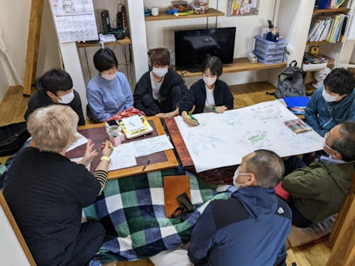 教育委員会スタッフとともに話し合う様子。